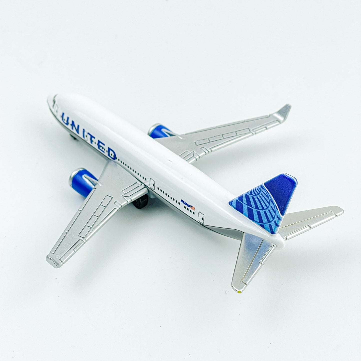 AVIAMUSE United Model Airplane, Planes Model Aircraft Suitable for Collection and Christmas, Birthday Gifts