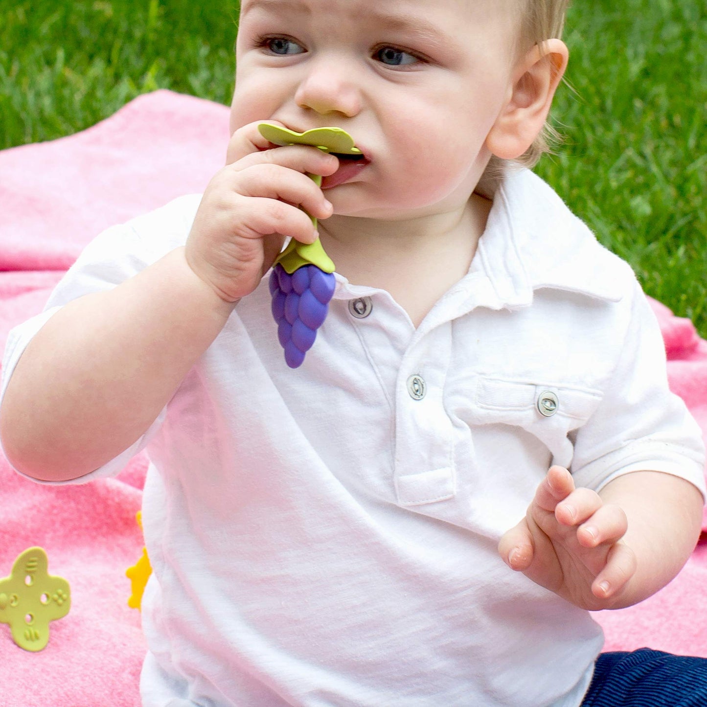 Innobaby Original Teethin Smart EZ Grip Fruit Teether and Sensory Toy for Babies and Toddlers in Apple. BPA Free Teether