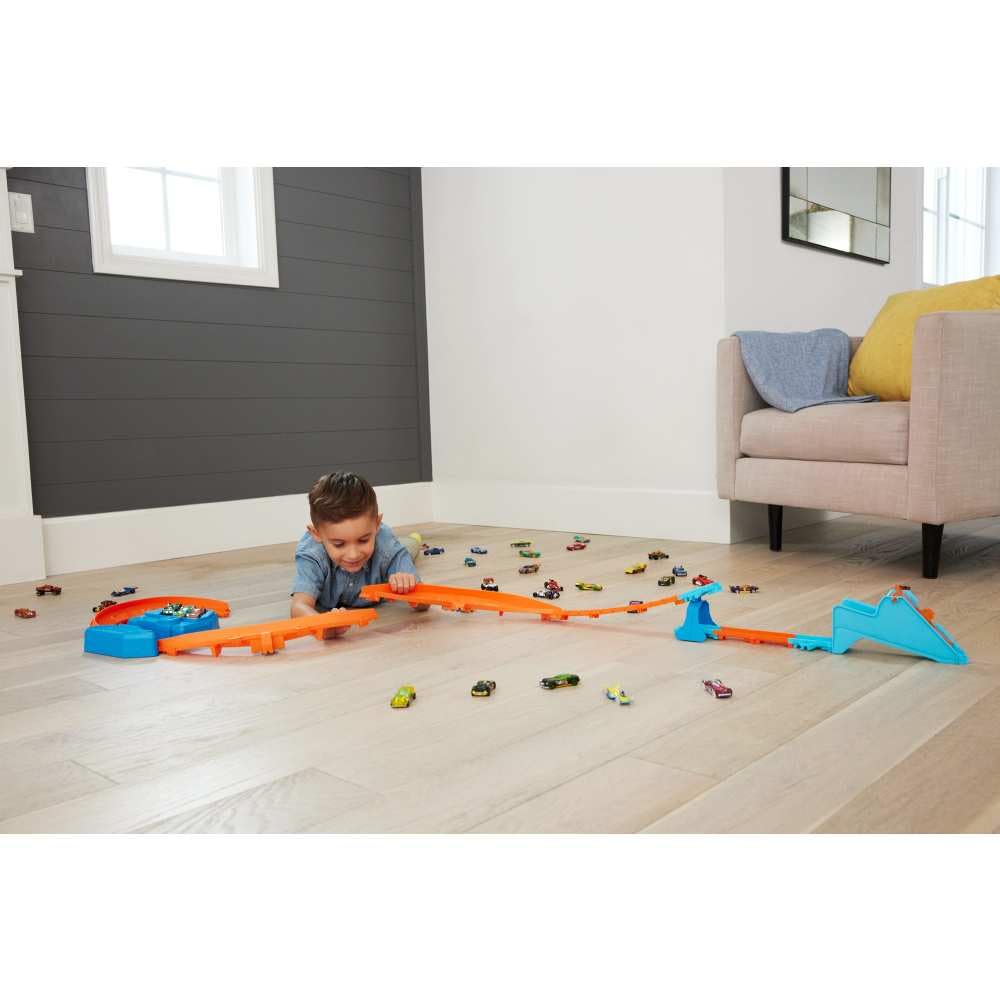 Hot Wheels Toy Car Track Set, Deluxe Building Box with Motorized Booster, 1:64 Scale Vehicle, Speed Snap Track, Boosted Jump Speedway
