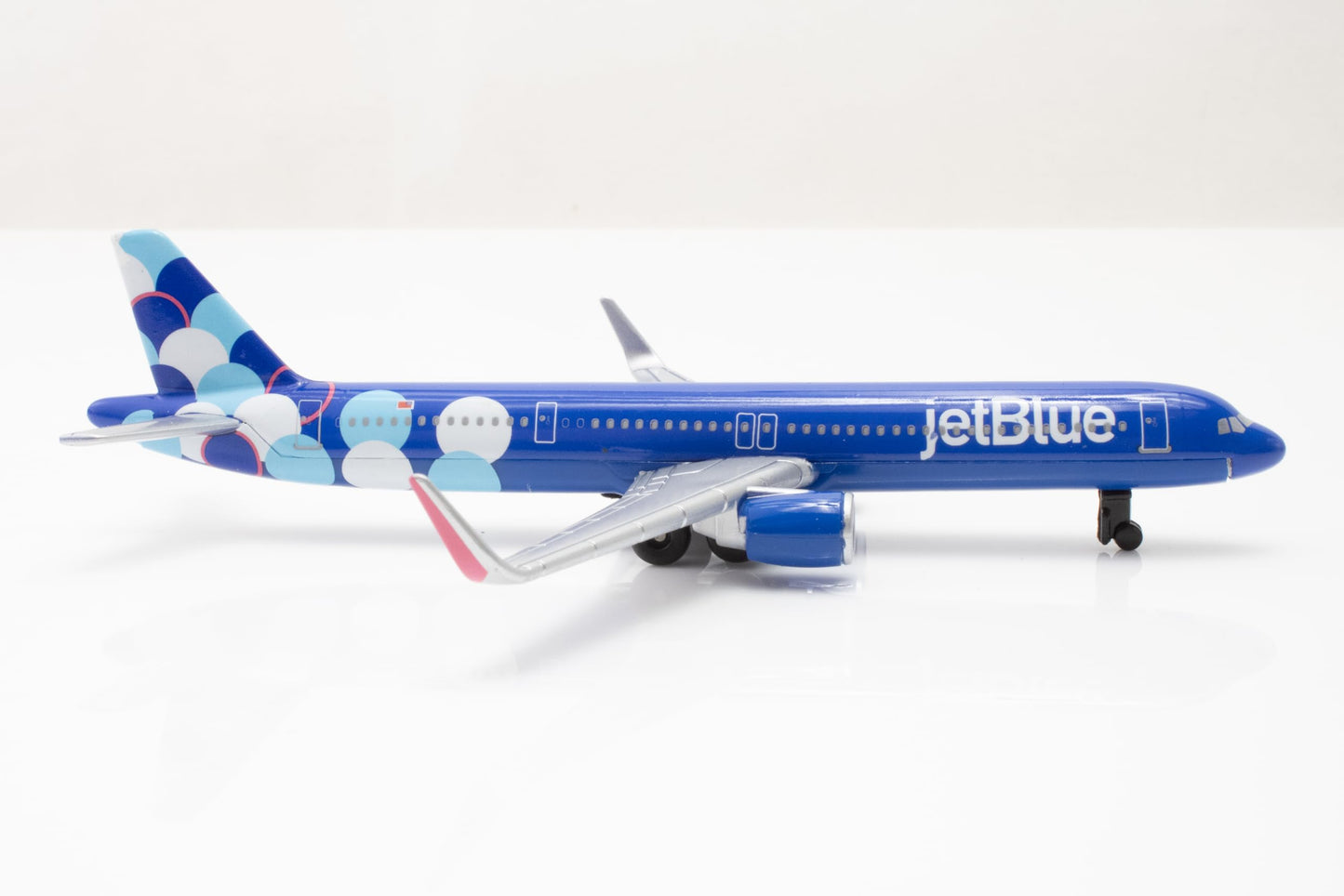 Daron 12-Piece jetBlue A321 Balloons Livery Airport Die-Cast Metal and Plastic Airplane, Vehicles, and Accessories Playset Toy and Collectible, for Age 3+