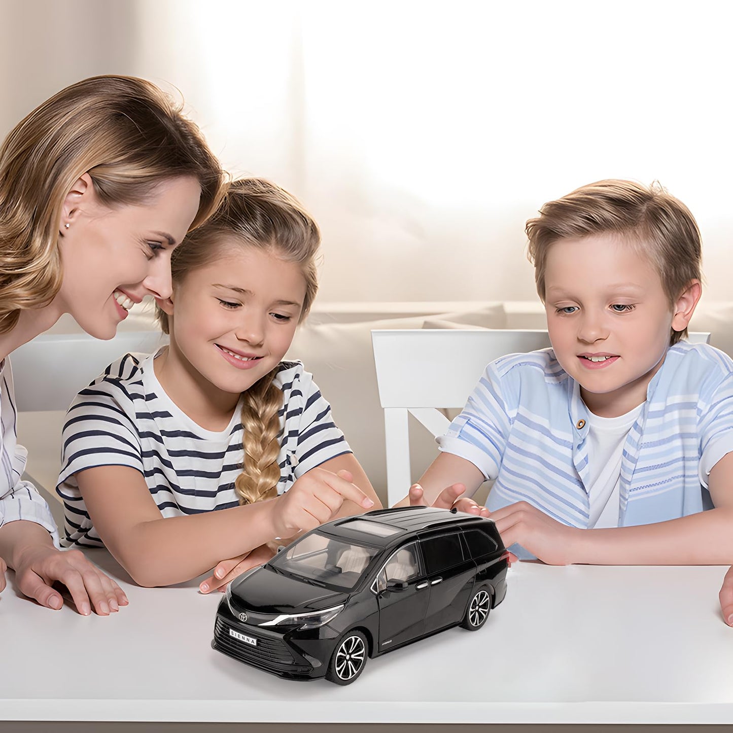 BDTCTK 1:24 Compatible for Sienna MPV Car Model, Pull Back Diecast Toy Car with Sounds＆Lights for Kids Boys Girls and Adults, Gift Black.