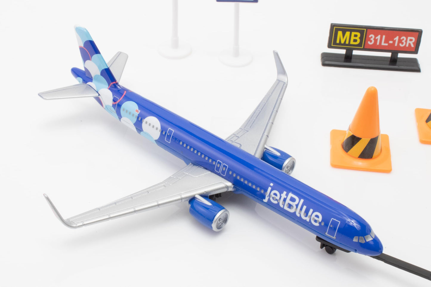Daron 12-Piece jetBlue A321 Balloons Livery Airport Die-Cast Metal and Plastic Airplane, Vehicles, and Accessories Playset Toy and Collectible, for Age 3+