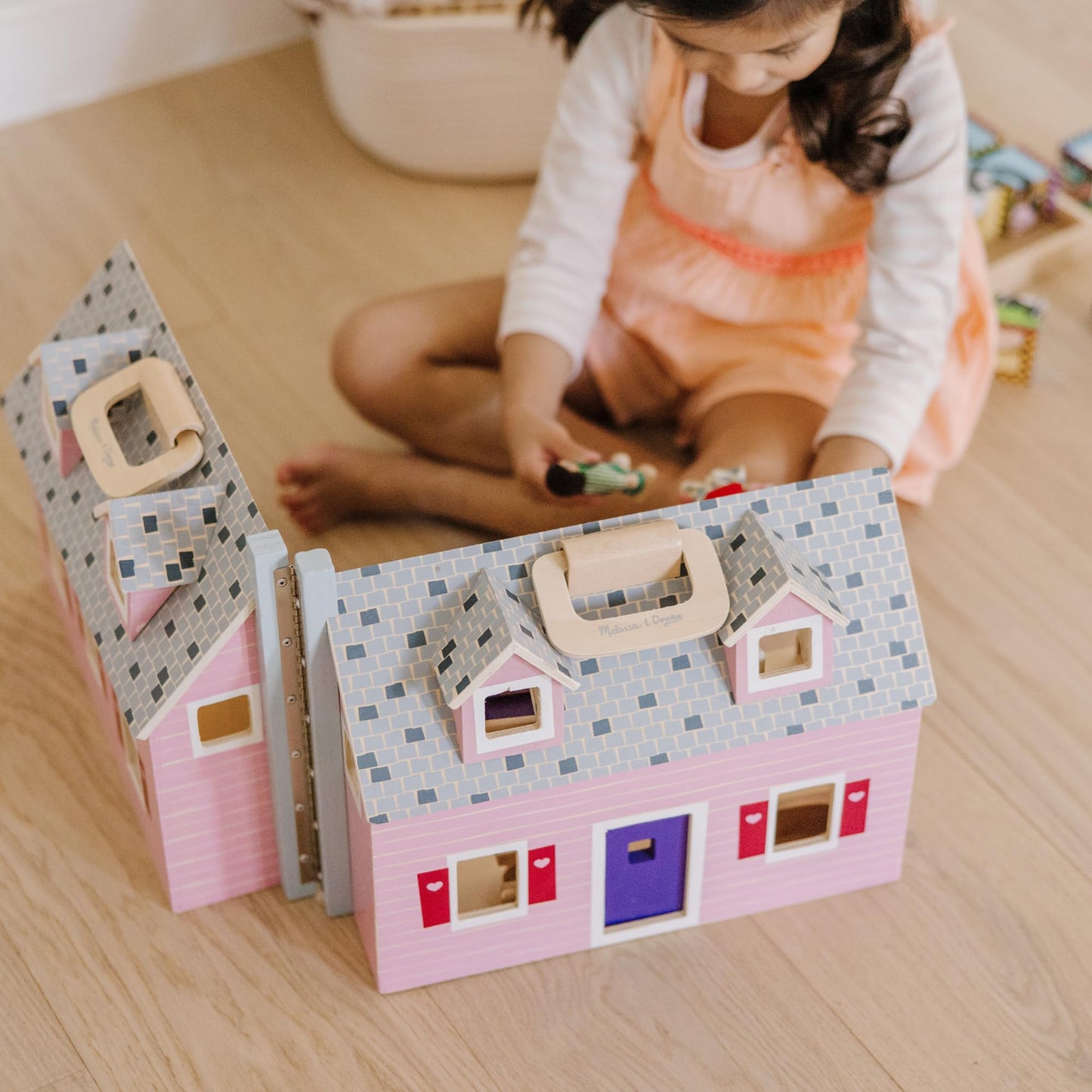 Melissa & Doug Fold & Go Wooden Dollhouse with 2 Dolls and 11 Pieces of Furniture - Portable Mini Doll House with Accessories and Toy Figures, Ages 3+